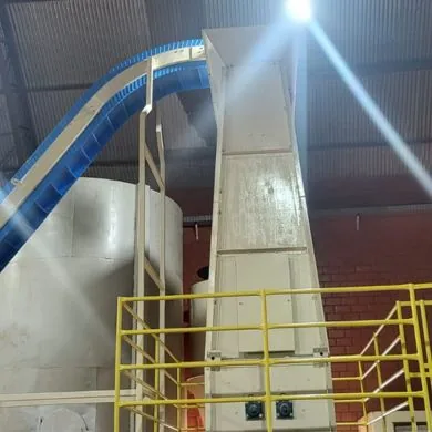 Linha industrial com elevador e esteira